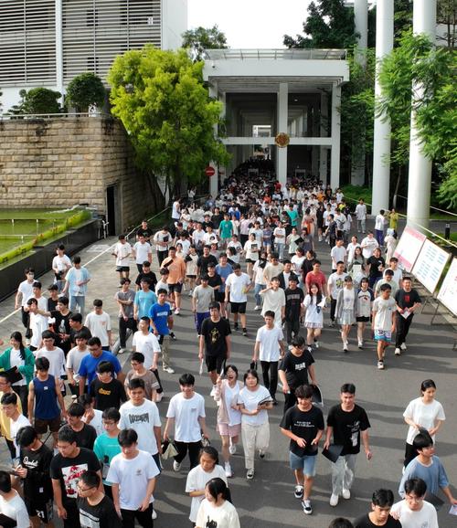新澳门彩出号综合走势和高考结束集体找妈妈与高考后和老妈准备回家