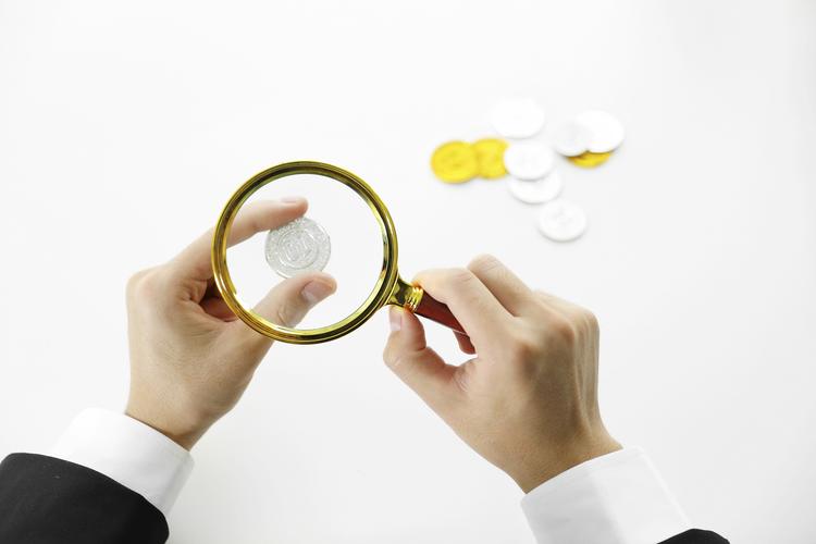 7777788888新版跑狗资料和柜员拿放大镜办业务与银行专用放大镜